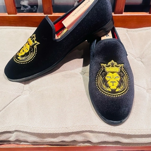 ELANROMAN Men's Lion Crest Velvet Loafers. - Picture 2 of 15